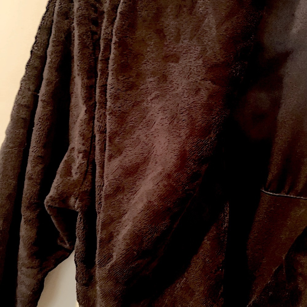 Plush Robe 🥰 - Picture 5 of 8